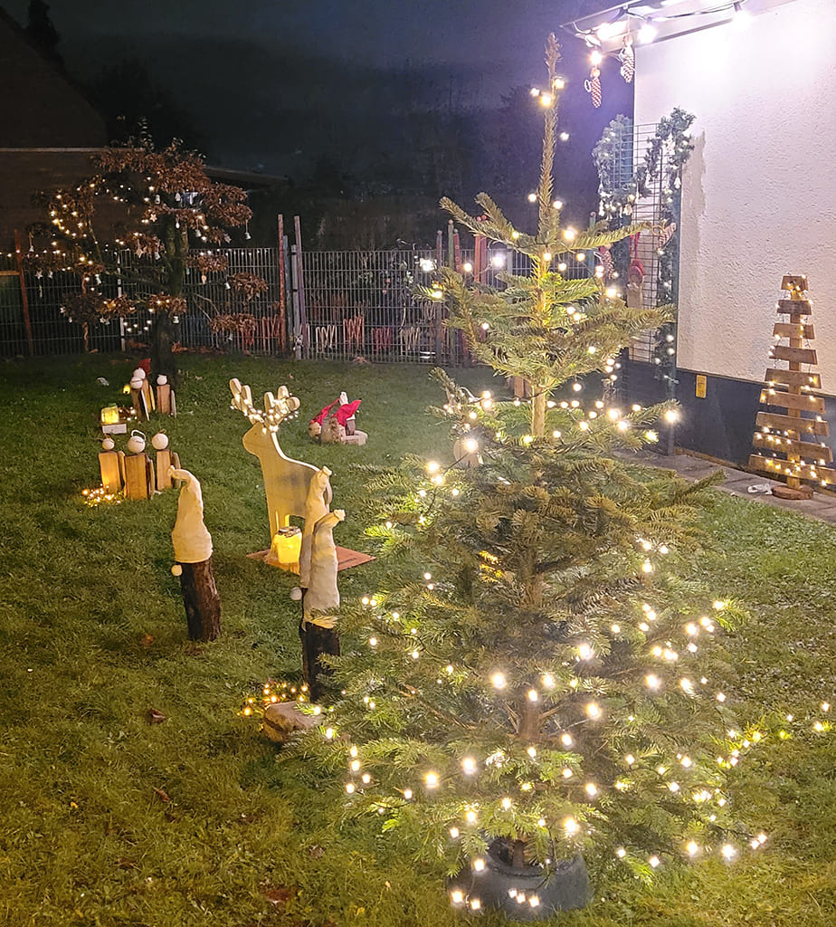 Der Vorgarten wurde mit Lichterketten und weihnachtlichen Dekorationen geschmückt