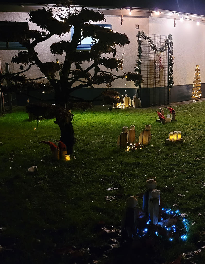 Der Vorgarten wurde mit Lichterketten und weihnachtlichen Dekorationen geschmückt