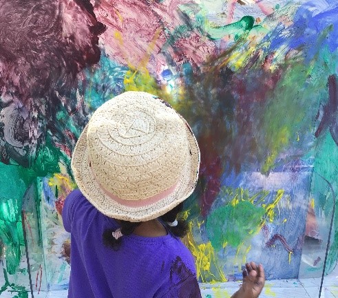 Kita-Bengdbruchstraße - Mädchen mit Hut malt eine Bild Kita-Bengdbruchstraße - Mädchen mit Hut malt eine Bild