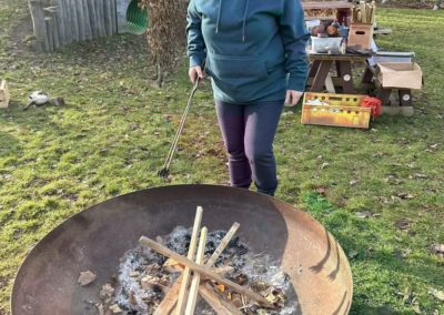 Feuerangebot 2026 - Ein Feuer wurde gerade, in einer Feuerschale, entzündet.